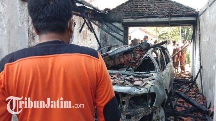 Toyota Fortuner milik KH Sannan asal Pamekasan, Madura terbakar di dalam garasi