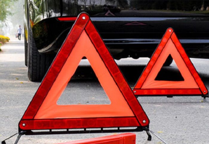 Segitiga pengaman wajib ada dalam mobil.