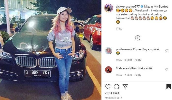 Adik perempuan Vicky saat berpose dengan BMW 520i