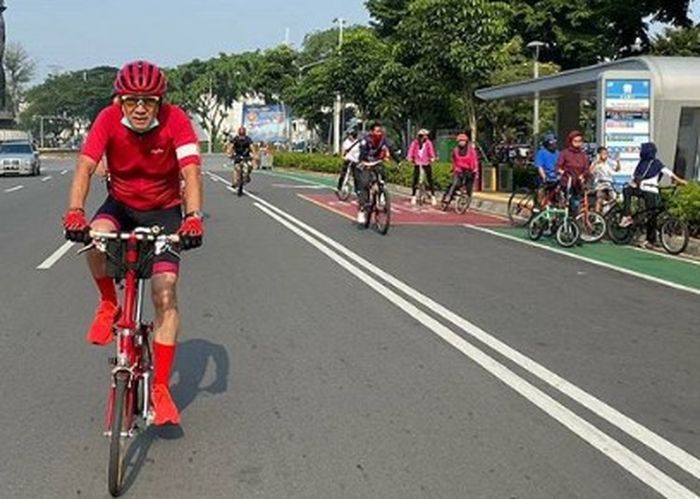 Yasonna Laoly saat gowes menggunakan sepeda Brompton