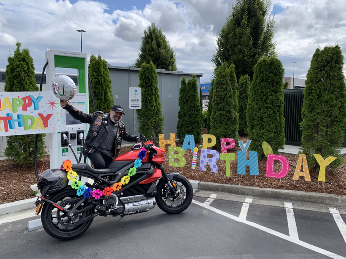 Diego Cardenas rayakan ulang tahun ke-50 dengan turing naik motor listrik