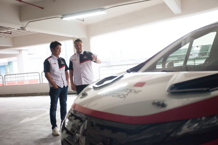 Rifat Sungkar berbincang dengan Naoya Nakamura, President Direktur PT Mitsubishi Motors Krama Yudha Sales Indonesia (MMKSI)