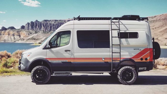 Mercedes-Benz Sprinter Mode 4x4 buatan Storyteller Overland