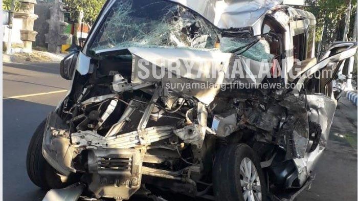 Kondisi Daihatsu Luxio yang ambyar setelah terjang truk parkir di Jl Jaksa Agung Suprapto, kabupaten Sampang, Jawa Timur