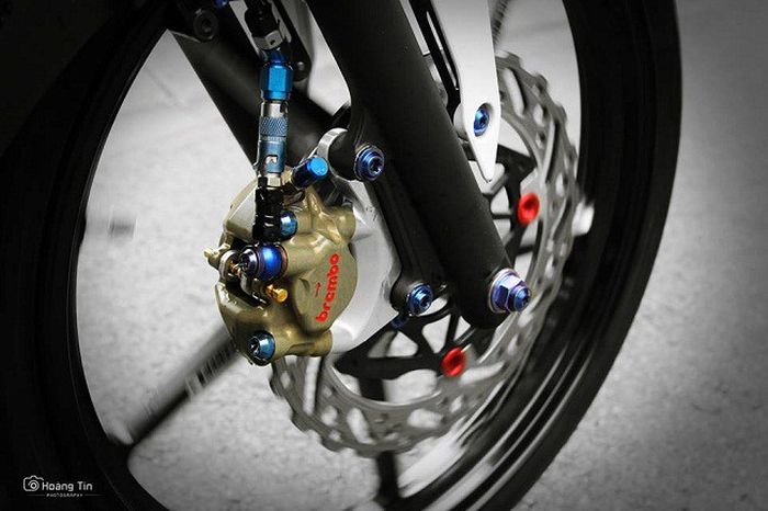 Rem depan diupgrade dengan kaliper Brembo