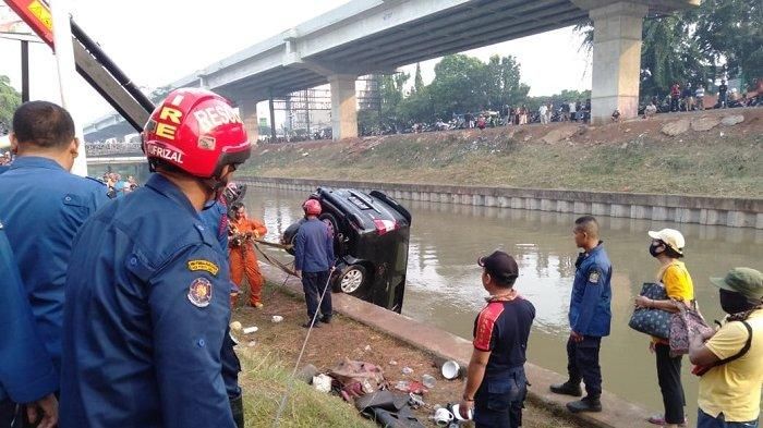 Evakuasi Toyota Kijang Innova di Sungai Kalimalang Bekasi Barat.