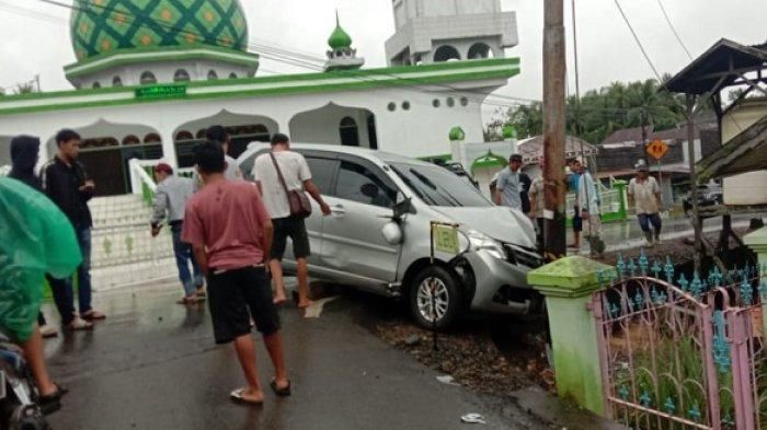 Kondisi Daihatsu Xenia usai senggol motor dan hajar tiang listrik di wilayah Sungai Hulu Tengah, Kalimantan Selatan