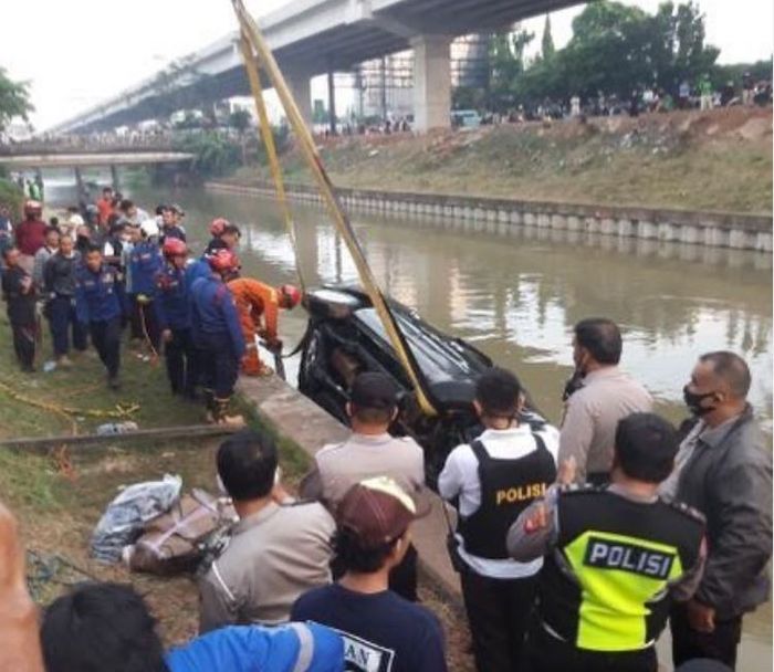 Proses evakuasi Toyota Kijang Innova yang tercebur di Kalimalang, Bekasi Barat