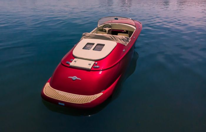 Perahu mewah mirip Porsche 356