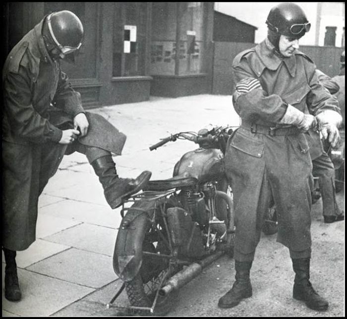 Anggota Angkatan Darat Diwajibkan untuk memakai helm pada tahun 1941
