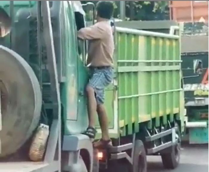 Aksi tukang palak meminta uang ke pengemudi truk trailer di Jembatan Tiga, Penjaringan, Jakarta Utara