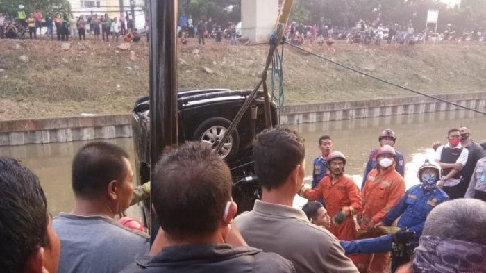 Proses evakuasi Toyota Kijang Innova yang tercebur ke dalam Kalimalang, Sumber Artha Bekasi Barat