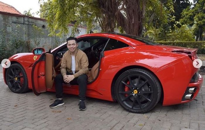 Rico Huang saat berpose bareng Ferrari California miliknya