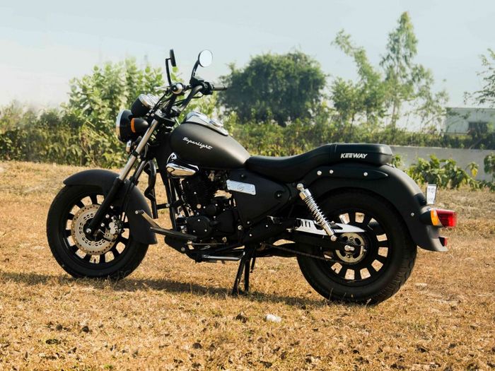 Keeway Superlight LTD, Saudara kembar Benelli Motobi 200 EFI