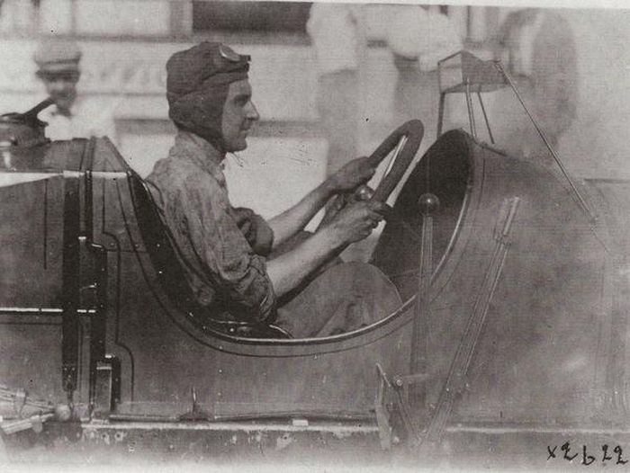 Ray Harroun dan mobilnya pada balap Indianapolis 500 tahun 1911