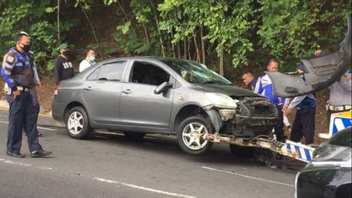 Proses Evakuasi Toyota Vios yang terguling