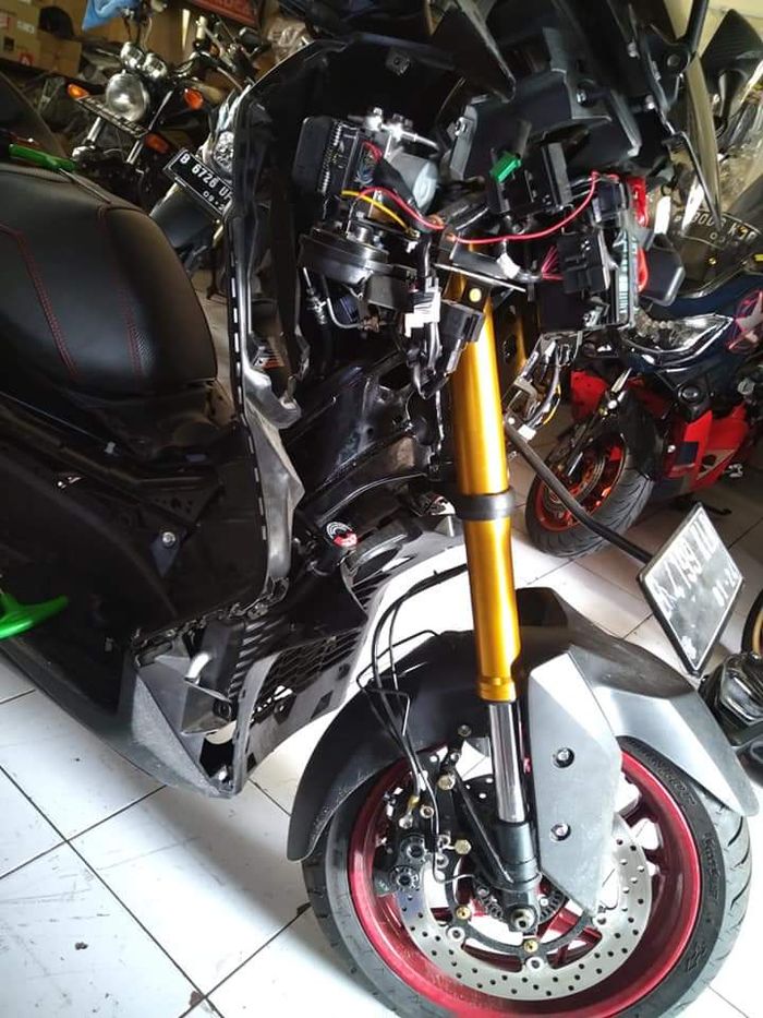 USD New YZF-R25 punya dimensi yang panjang, karenanya butuh ruang lebih lega, bagian belakang spidometer sampai perlu sedikit dicoak