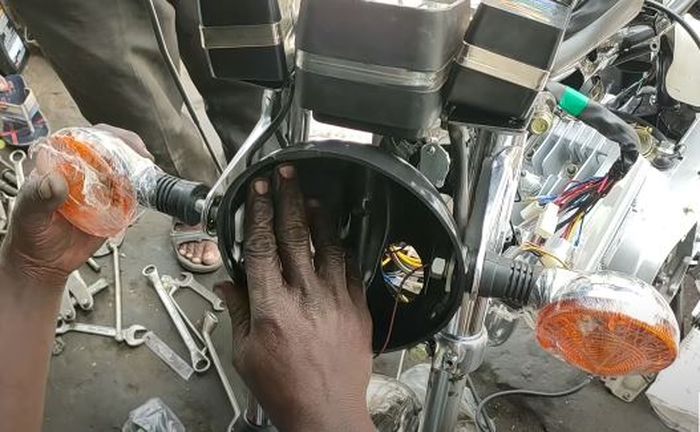 Pemasangan lampu dan aksesoris Yamaha RX100