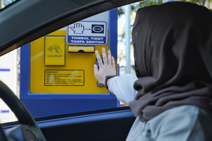 Pengunjung MaRI dan Nipah Mall menggunakan sistem touchless pada mesin parkir