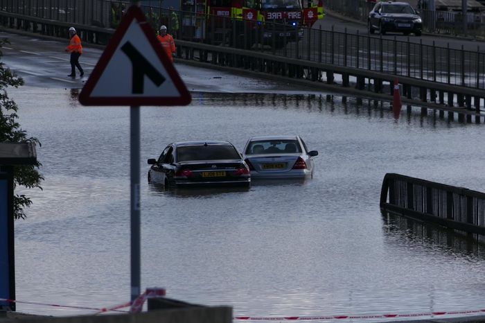 Sebuah BMW Seri 7 dan Mercedes-Bens C Class terjebak banjir di London