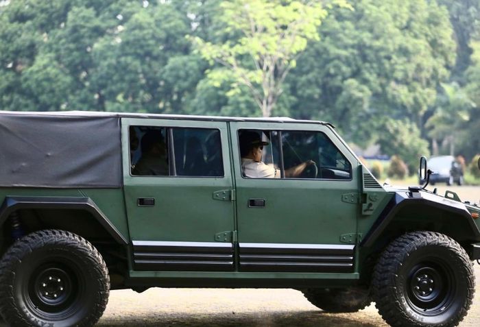 Aksi Menhan Prabowo Subianto Nyetir Maung, Kendaraan Taktis Buatan Pindad