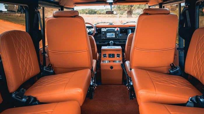 Kulit Cadence Spice yang tampil kontras dengan warna biru pada eksterior.