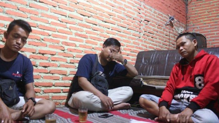  Tim Semarang Peduli bertemu dengan ayah korban gangster, Mujiono di rumahnya di Jalan Kenangan gang Belimbing RT 2 RW 2 Kelurahan Gedawang Kecamatan Banyumanik Semarang.