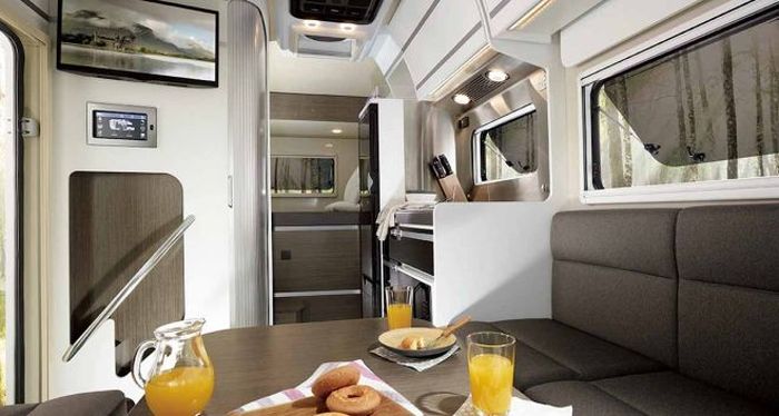 Tampilan kabin Hyundai H-100 dimodif jadi motorhome