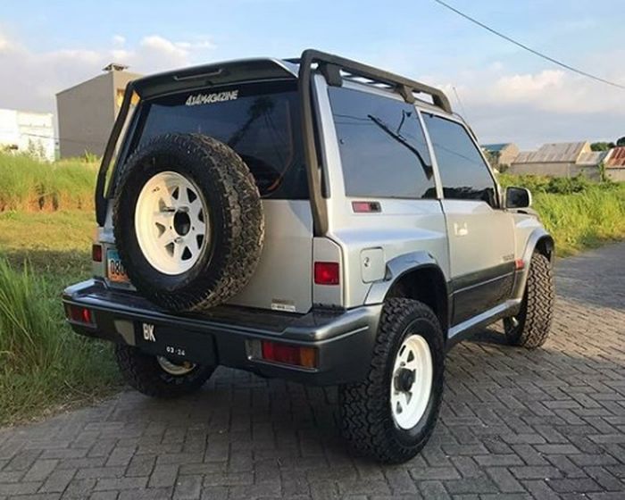 Suzuki Vitara 4x4 2 pintu CBU tahun 2000