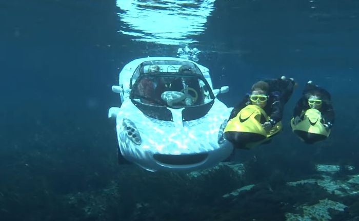 Lotus Elise amfibi menyelam dalam air