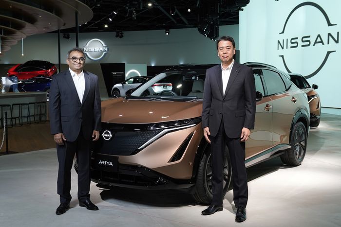 COO Nissan, Ashwani Gupta (kiri) dan CEO Nissan, Makoto Uchida (kanan) mempresentasikan Nissan Ariya
