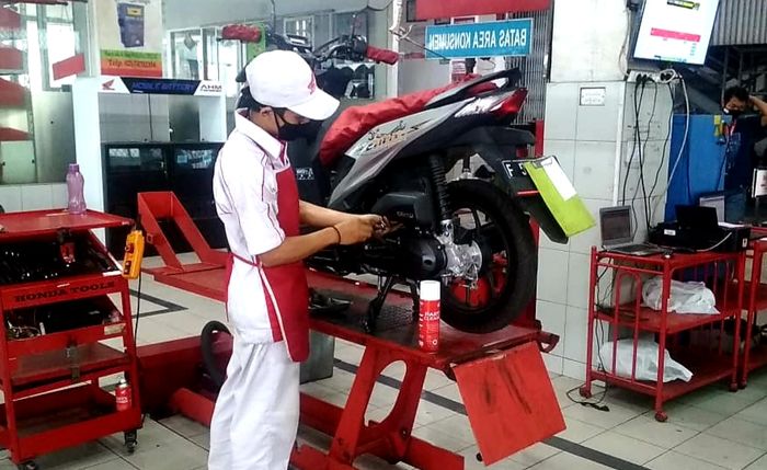 Ilustrasi service CVT Honda BeAT di bengkel resmi