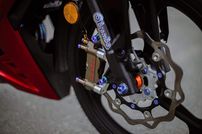 Rem depan pakai kaliper Brembo plus cakram Galfer