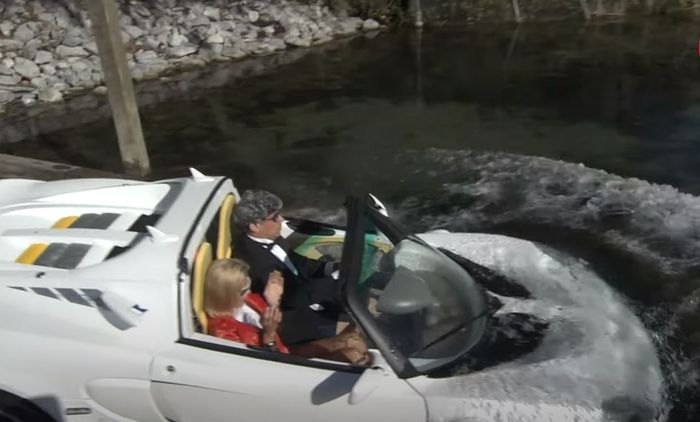 Lotus Elise amfibi hendak menyelam