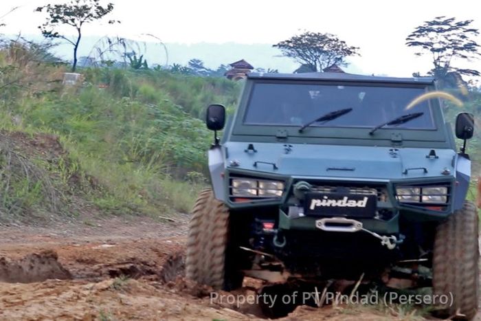 Menteri Pertahanan Prabowo Subianto melakukan test driver Pindad Maung 4x4