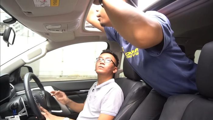 Mengeluarkan Anggota Tubuh dari Sunroof