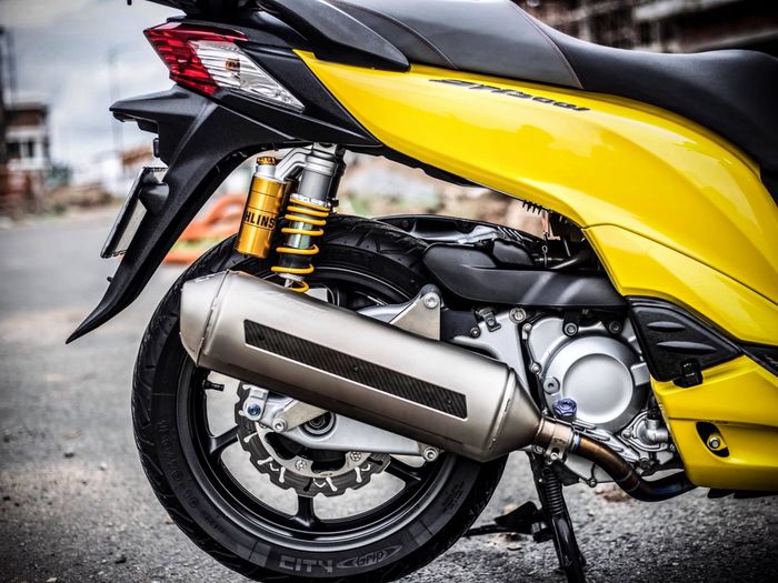 Shock Ohlins dan muffler LeoVince 4Road