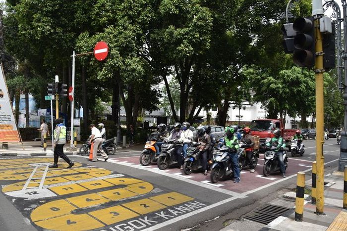 Tampak tanda jarak fisik pengendara seperti starting Grid di Moto GP dibuat di ruang henti khusus (RHK) Jalan Merdeka, Kota Bandung, Kamis (16/7/2020)