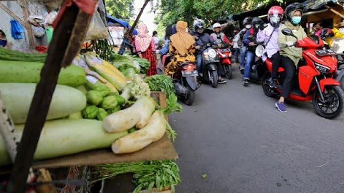 Wali Kota Surabaya Tri Rismaharini dibonceng sepeda motor dalam operasi patuh masker. (ISTIMEWA/TRIBUNJATIM.COM) 