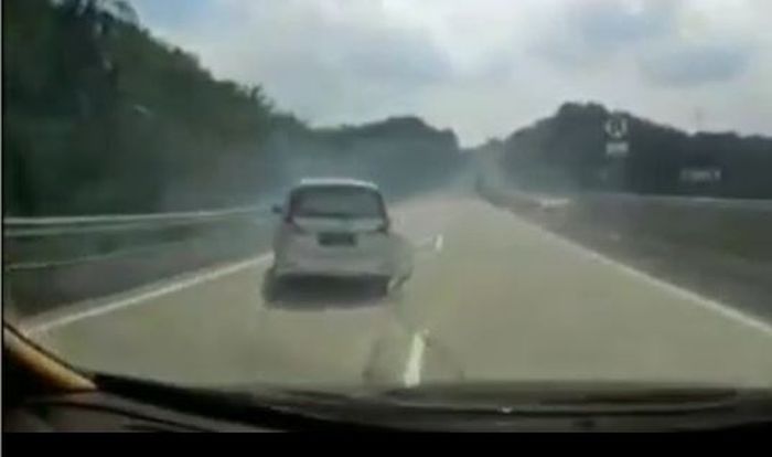 Suzuki Ertiga terpelanting usai pecah ban di tol Ungaran hingga tampar Wuling Confero
