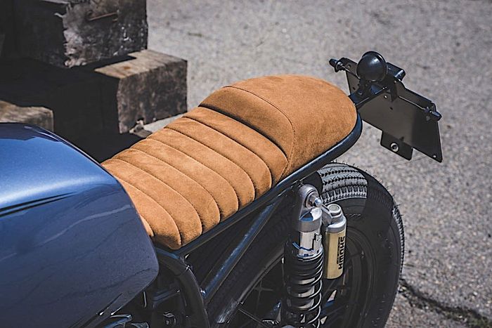 Jok berlapis suede yang elegan banget