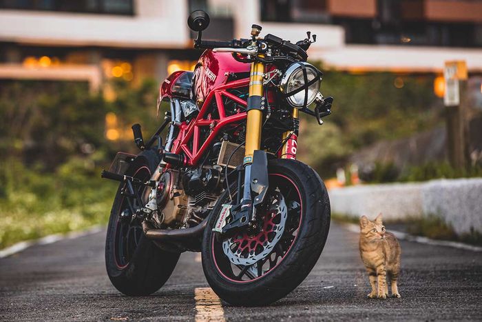 Ducati Hypermotard 1100 cafe racer yang super agresif