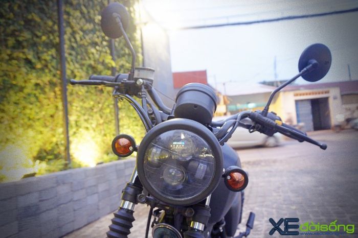 Tampilan depan dengan headlamp LED