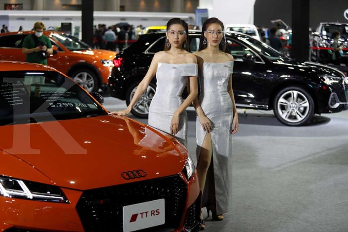 Duo SPG berpose di sebelah Audi TT RS Coupe pada Bangkok International Motor Show 2020