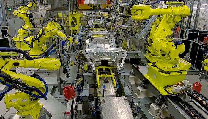 Proses perakitan rangka dan bodi Porsche Taycan Turbo S di pabrik Zuffenhausen, Jerman