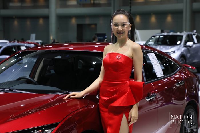 Cantiknya SPG bergaun merah di Bangkok International Motor Show 2020