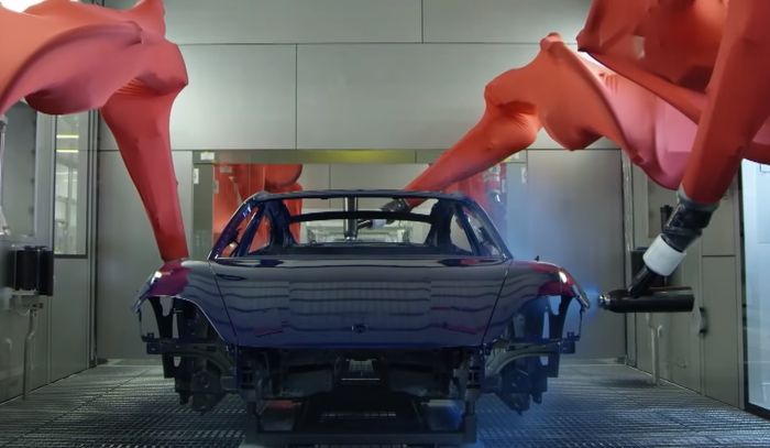 Proses pengecatan bodi Porsche Taycan Turbo S di pabrik Zuffenhausen, Jerman