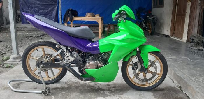 Bodi balap Supra GTR 150 buatan MM Customs sudah dilengkapi dengan under cowl untuk menampung tumpahan oli mesin