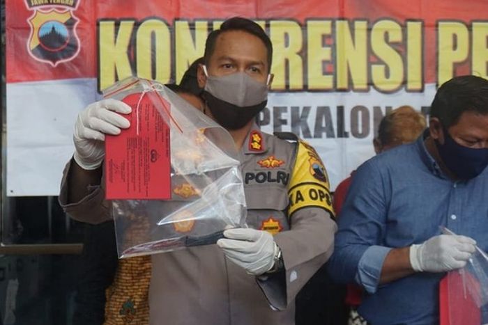 Kapolres Pekalongan Kota Jawa Tengah AKBP Egy Adrian Suez menunjukkan sebilah pisau untuk menghabisi nyawa Arya. Korban tewas di bantaran sungai oleh temannya sendiri NK.