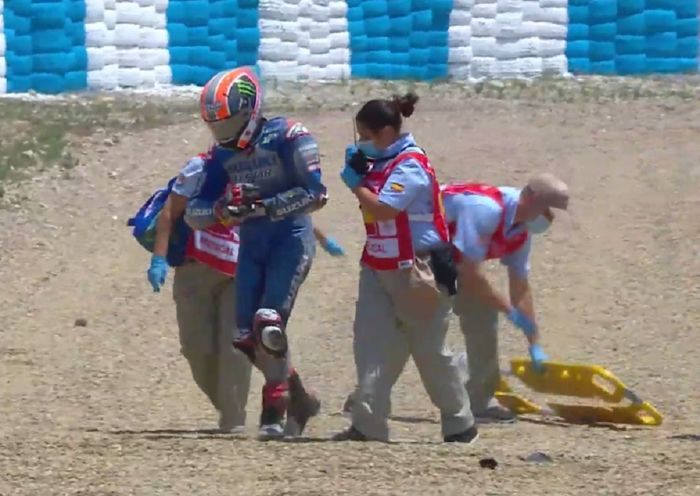 Alex Rins usai crash di Q2 MotoGP Spanyol 2020 (18/7), dirinya mengalami dislokasi bahu kanan